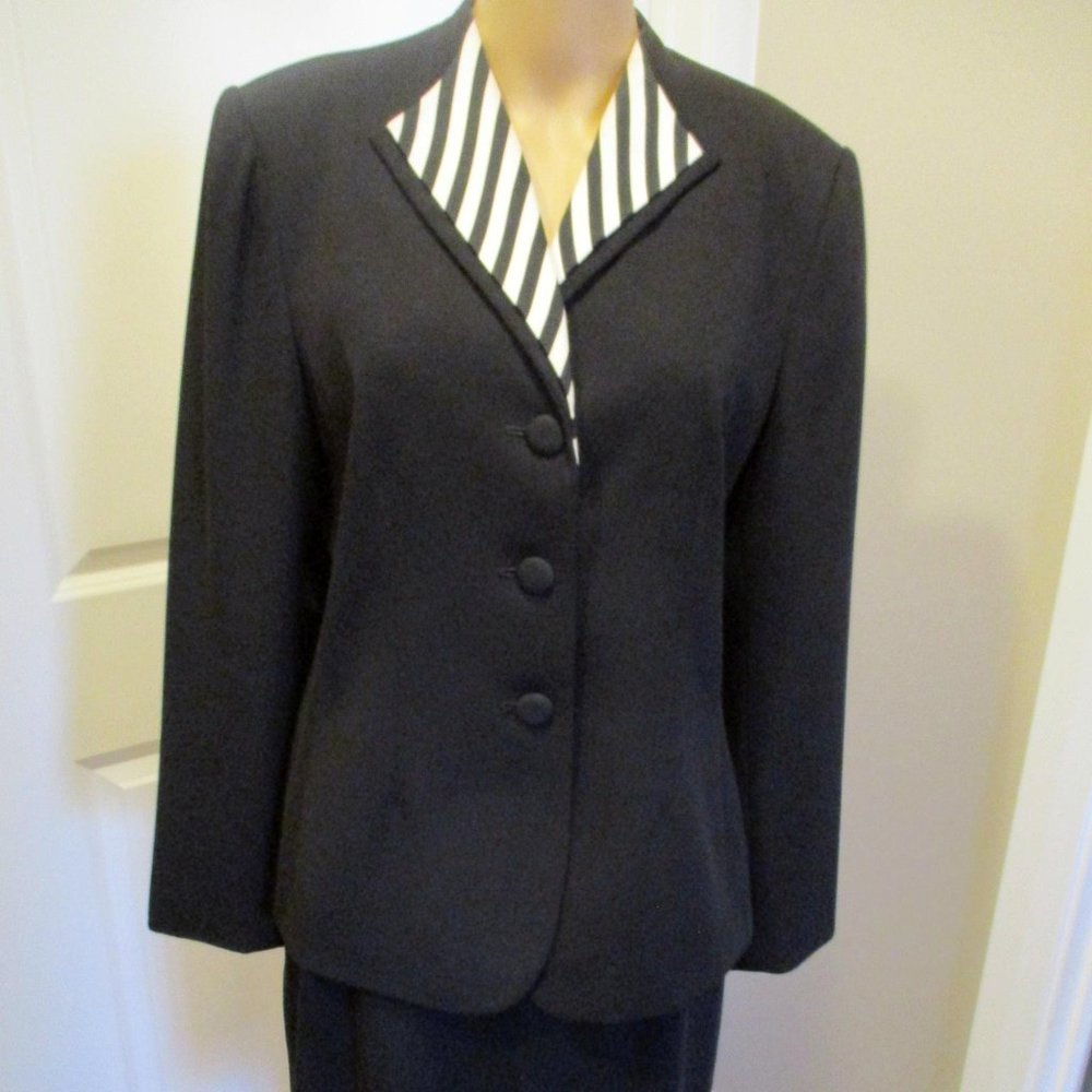 Classy Jacqueline Ferrar Sz 10 Black Skirt Suit w/Black & White Lapels
